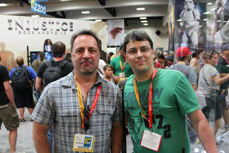 Renan Martins Frade ao lado de Bob Harras, então editor-chefe da da DC Comics e ex-editor-chefe da Marvel, na San Diego Comic-Con de 2012