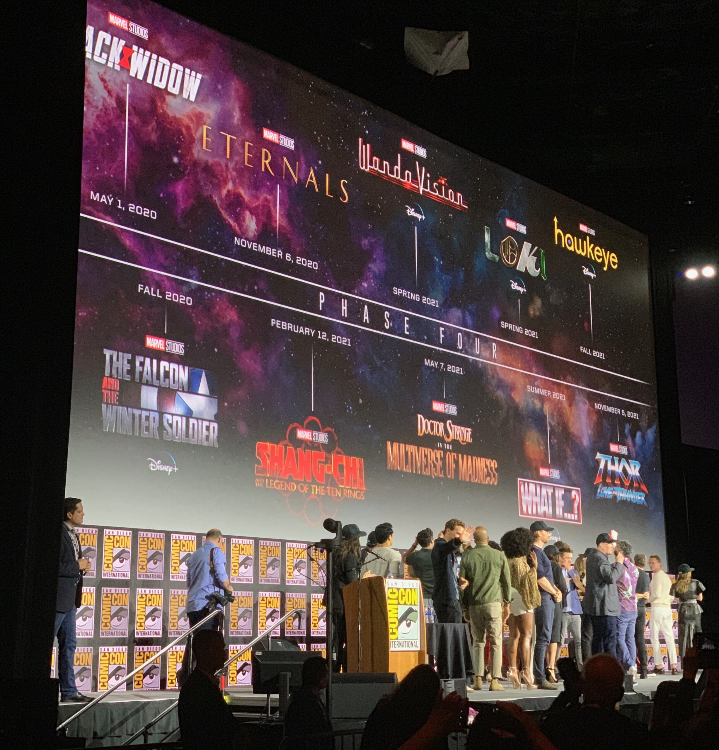 Kevin Feige - junto de grande parte do elenco - revela a timeline da Marvel Studios na SDCC de 2019 