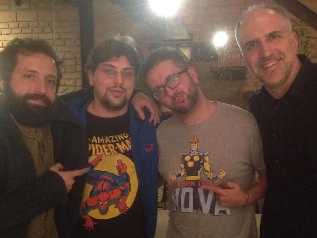 Renan Martins Frade junto de Gregório Duvivier e Antonio Tabet (do Porta dos Fundos) e o co-apresentador do Asterisco, Thiago Cardim