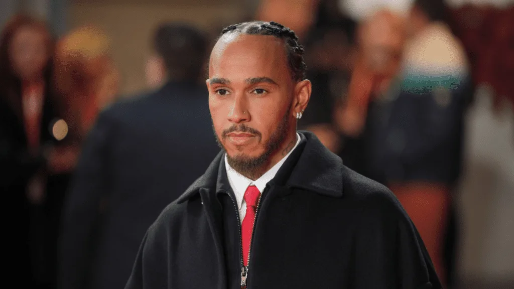 Lewis Hamilton, com todo o seu estilo, desfilando no tapete vermelho do F1 75 Live (crédito: divulgação / F1)