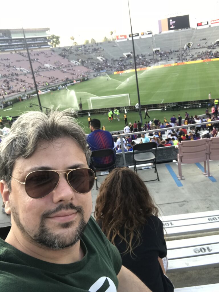 Eu assistindo ao jogo de futebol do Barcelona no Rose Bowl, em Pasadena, em 2018. O estádio recebeu a final da Copa do Mundo de 1994