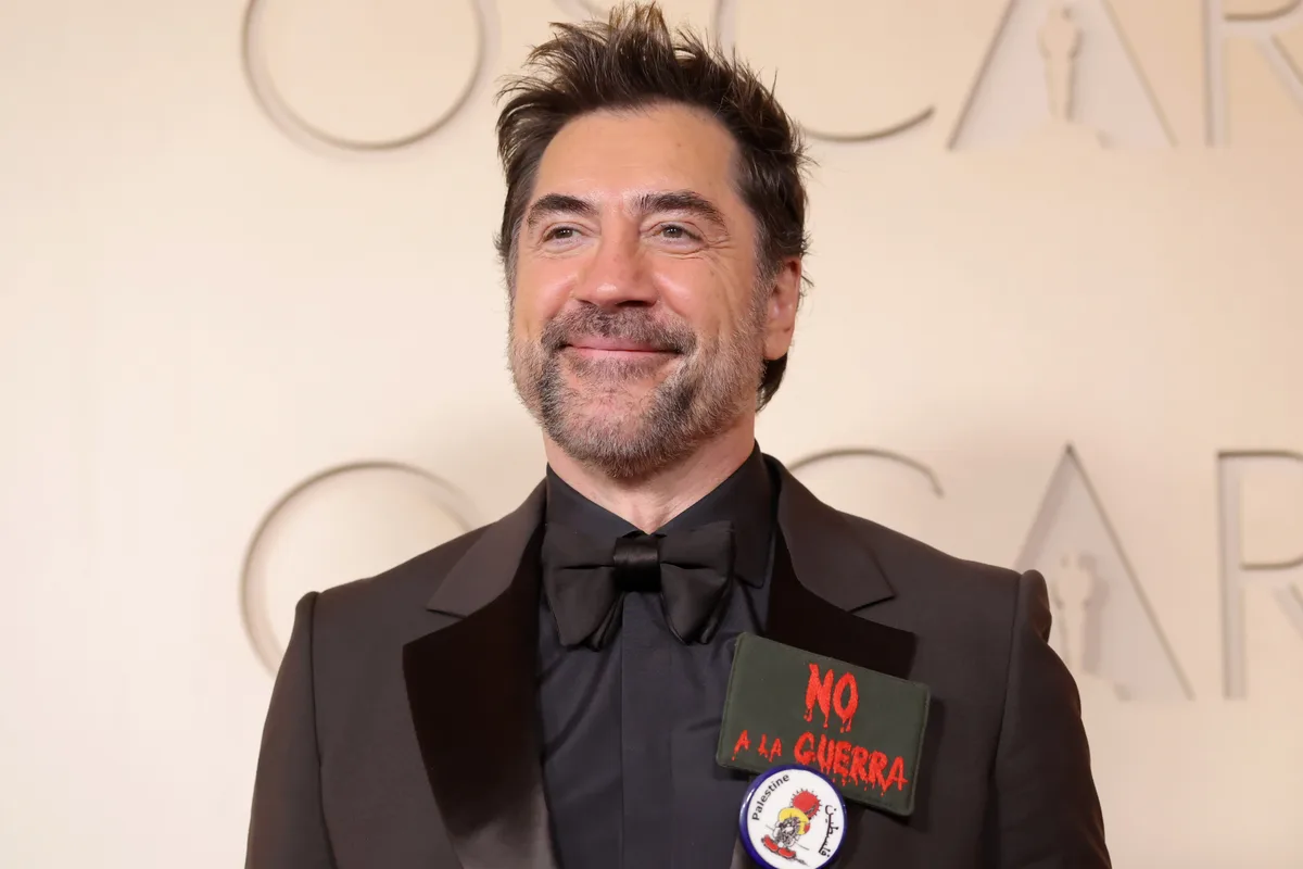 Javier Bardem usou broches e, ao apresentar uma das categorias do Oscar 2026, pediu o fim das guerras e uma Palestina livre (crédito: reprodução)