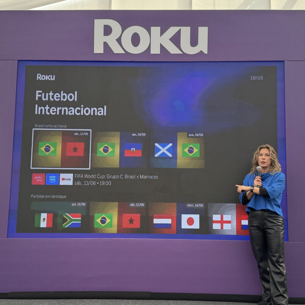 Adriana Naves, da Roku, apresentando a nova funcionalidade -- que permite saber onde assistir aos jogos da Copa do Mundo 2026